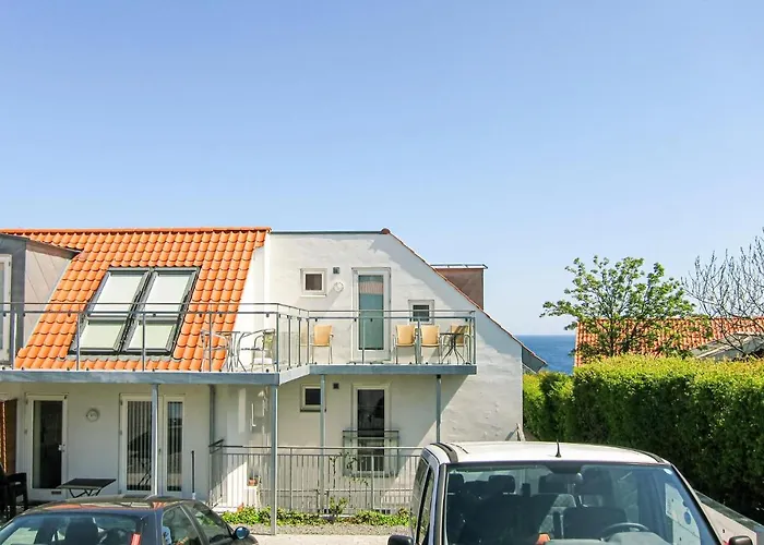 Beautiful In With 2 Bedrooms Apartment *