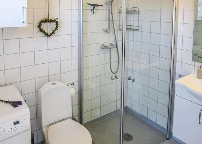 Beautiful In With 2 Bedrooms Apartment *